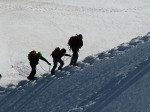 Alpiniści podchodzący do stacji na Aiguille du Midi