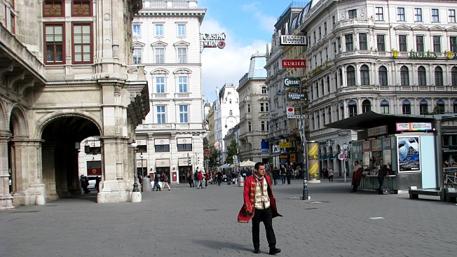 Plac obok Opery, w głębi widoczna Karntnerstrasse, po lewej stronie fragment hotelu i kawiarni Sacher