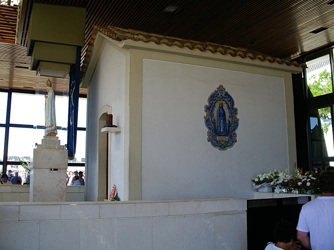 Kapliczka oraz figura Matki Boskiej Fatimskiej wewnątrz Kaplicy Objawień